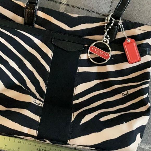 Very interesting coach bag zebra print very clean some cracks on handles no - Picture 3 of 11